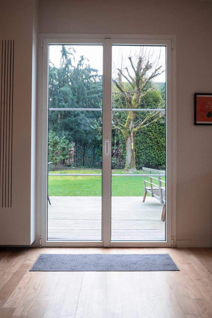 Porte fenêtre aluminium minimaliste Cortizo Cor 70 HO avec poignée centrée