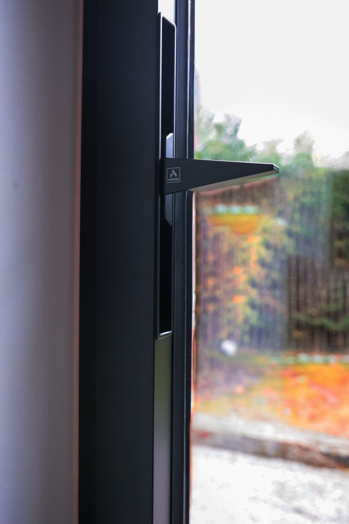 Fenêtre aluminium minimaliste Cortizo Cor 70 HO 1 vantail oscillo-battant avec ouvrant caché, paumelles cachées, et poignée cachée en blanc 9016 structuré